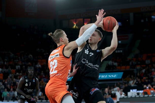 场比赛中拥 场比赛中拥